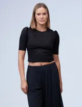 Top negro de símil gamuza, marca Tahari, con espalda con abertura central y cierre invisible.