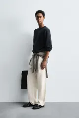 Jersey de cáñamo color negro, de corte regular fit, cuello redondo y manga larga. Los acabados son en rib.