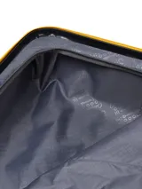 Valija rígida color negro con textura de fibra de carbono y detalles en amarillo. Cuenta con cuatro ruedas dobles, carro extensible y cierre principal con detalles en contraste.