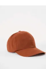 Gorra con visera de color terracota, con costuras reforzadas y diseño clásico de seis paneles.