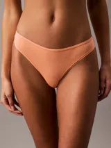 Bombacha tipo colaless Calvin Klein de la línea Ideal Cotton, confeccionada en mezcla de algodón elástico. Presenta un diseño de tiro medio con cintura fina y flexible, y refuerzo forrado en la entrepierna.