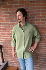 Camisa de lino azul marino para hombre, de corte oversize, con mangas largas, cuello camisero y cierre frontal con botones claros.