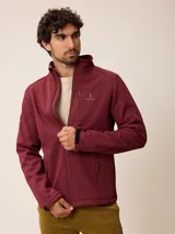 Campera softshell color bordó con cierre frontal completo, cuello alto y bolsillos con cierre. Presenta logo bordado en el pecho y puños ajustables con velcro.