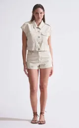 Short crudo de jean con botón en la botamanga.