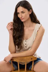 Musculosa azul marino con escote redondo y tirantes decorados con volados fruncidos.
