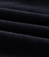 Campera de jean color negro con lavado desgastado, corte boxy, cuello camisero, cierre frontal con cremallera y dos bolsillos frontales con solapa y botón.