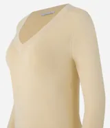 Suéter de punto color amarillo, con escote en V y mangas largas. Presenta un diseño básico y versátil, confeccionado en una mezcla de viscosa, poliamida y elastano.