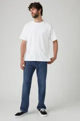 Jean de hombre de corte recto relajado, color azul oscuro.