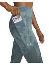 Calza deportiva de tiro alto con largo al tobillo, confeccionada en tejido HeatGear de secado rápido. Presenta un estampado abstracto en tonos azulados, perforaciones láser laterales para mayor ventilación, bolsillo lateral y detalles reflectantes.