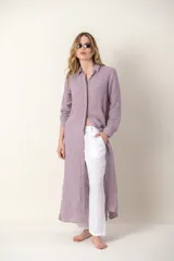 Camisola larga color lila de lino con cuello camisero y mangas largas.