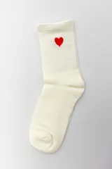 Pack de dos pares de medias blancas tipo crew, una con estampado all-over de corazones rojos y ribetes rojos en el puño, y la otra lisa con un único corazón rojo bordado en el lateral.