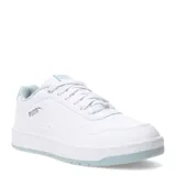 Championes Puma modelo Court Classic, de diseño inspirado en el tenis retro. Presentan una estructura de cuero sintético en color blanco con detalles en celeste pastel en la lengüeta, el talón y la suela. Incluyen el logo de la marca en el lateral y cuentan con plantilla SoftFoam+ para mayor amortiguación.