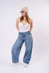 Body negro con escote halter y diseño minimalista que esculpe la silueta.