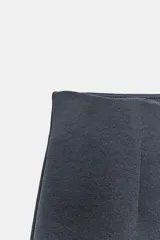 Pantalón de tiro alto con corte ancho y recto, confeccionado en tejido de punto elástico y flexible con cintura elástica.