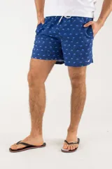 Short de baño azul con estampado de flamencos.