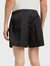 Short de baño Moncler negro con cintura elástica, bolsillos laterales y parche con el logo de la marca en la pernera izquierda.