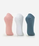 Pack de tres pares de medias invisibles de caña baja, confeccionadas en algodón en tonos rosado, blanco y azul.