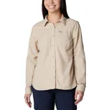 Camisa de manga larga Columbia modelo Silver Ridge 3.0, de color beige, con cuello clásico, cierre frontal de botones, bolsillos en el pecho y aberturas de ventilación.
