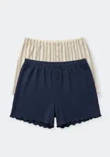 Pack de dos shorts de pijama de canalé con cintura elástica, cierre frontal con botones y terminación con volados sutiles en el ruedo. Incluye un short azul marino liso y otro de diseño a rayas.