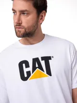 Remera blanca de manga corta con el logo de CAT impreso en el pecho.
