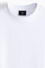 Remera de algodón con corte oversized, cuello redondo acanalado y diseño de hombros caídos.