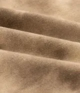 Pantalón de gabardina de algodón Blue Steel, modelo Super Baggy, con diseño amplio y estampa abstracta con efecto manchado en tonos marrón y beige. Cuenta con cintura con presillas, cierre de botón y cremallera, y bolsillos funcionales.