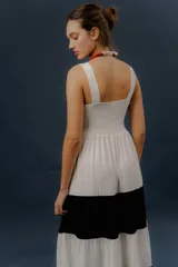 Vestido largo de diseño tricolor con bloques horizontales en blanco y azul marino, tirantes anchos y falda amplia en capas.
