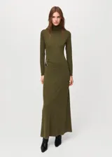 Vestido largo verde militar de punto, con cuello alto, manga larga y detalle de hebilla metálica en la cadera.