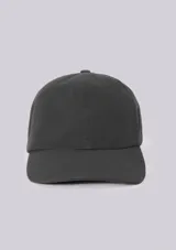 Gorra clásica color gris oscuro, con visera curva y diseño liso de seis paneles.