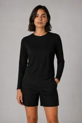 Remera de manga larga color negro, con cuello redondo y corte clásico.