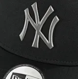 Gorra New Era con visera curva, color negro, con el logo de los New York Yankees en relieve metálico en la parte frontal y logo de la marca en el lateral.