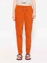 Pantalón babucha color naranja confeccionada en algodón liviano de textura suave y confortable. Presenta cintura elastizada con cordón ajustable, bolsillos laterales y botamangas levemente entalladas.