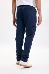 Pantalón cargo azul marino, con bolsillos laterales en las piernas y corte clásico.