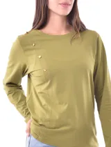 Remera manga larga color verde oliva, con cuello redondo y detalle de botones dorados dispuestos en diagonal sobre el lado derecho.
