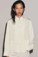 Camisa ZARA Woman Collection de hilatura con mezcla de viscosa, diseño de rayas a contraste, cuello mao y manga larga. Cuenta con bolsillos frontales aplicados y cierre frontal con alamares.