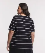 Blusa de algodón rayada en blanco y negro, con cuello en V y mangas cortas.