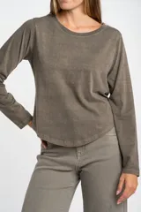 Remera de manga larga con cuello redondo, confeccionada en algodón lavado con efecto desgastado. Presenta un corte oversize y una textura suave y resistente.