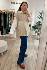 Chaleco tejido color visón con botones laterales.