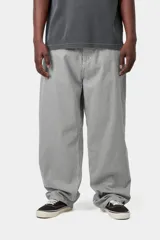 Pantalón Carhartt WIP modelo Mercer Single Knee Pant, de corte holgado y diseño a rayas verticales en tono gris y blanco.
