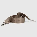 Correa ajustable para cartera o bolso, confeccionada en cinta de nylon color beige con logo de la marca grabado. Incluye ganchos metálicos tipo mosquetón en los extremos para una fácil sujeción.