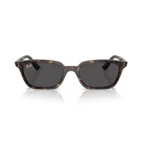Lentes de sol Ray-Ban con armazón de acetato en estampado carey y cristales oscuros. Presentan un diseño rectangular con remaches metálicos en las esquinas.
