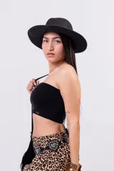 Top strapless color marrón, de corte corto, confeccionado en tejido de algodón con doble rebote para un ajuste firme.