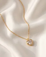 Collar de acero con baño de oro, compuesto por una cadena fina y un dije en forma de corazón con incrustación de circonia brillante.