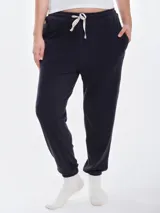 Pantalón de dormir de micro polar con tacto suave, diseño holgado, cintura elastizada con cordón ajustable, bolsillos laterales y puños elastizados en los tobillos.