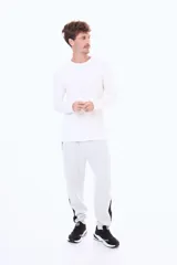 Remera de manga larga en color blanco, confeccionada en algodón, con cuello redondo y corte moderno.