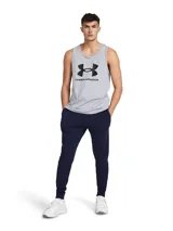 Pantalón de jogging Under Armour Rival Terry para hombre, color azul marino, con logo estampado en blanco en la pierna izquierda. Confeccionado en tejido de felpa francesa ligera y cómoda. Corte ajustado con puños elásticos en los tobillos y cintura elástica con cordón ajustable.