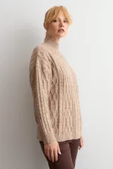 Polerón de punto negro con cuello alto y diseño de trenzas verticales en el frente. De corte holgado y mangas largas con puños acanalados.