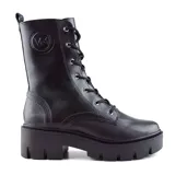 Bota de caña media color negro, con cordones y suela de plataforma track.