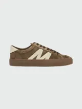 Zapatillas Moncler modelo Moncado2, confeccionadas en gamuza color beige con detalle de letra M en gamuza bordó en los laterales y refuerzo en el talón del mismo tono. Presentan suela de goma blanca y cierre mediante cordones.