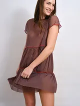 Vestido corto marrón de tul con corte evasé, mangas cortas y detalles de ribete rojo en cuello, mangas y ruedo.